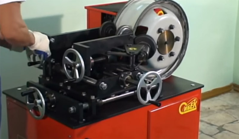 Прокатка дисков автомобиля