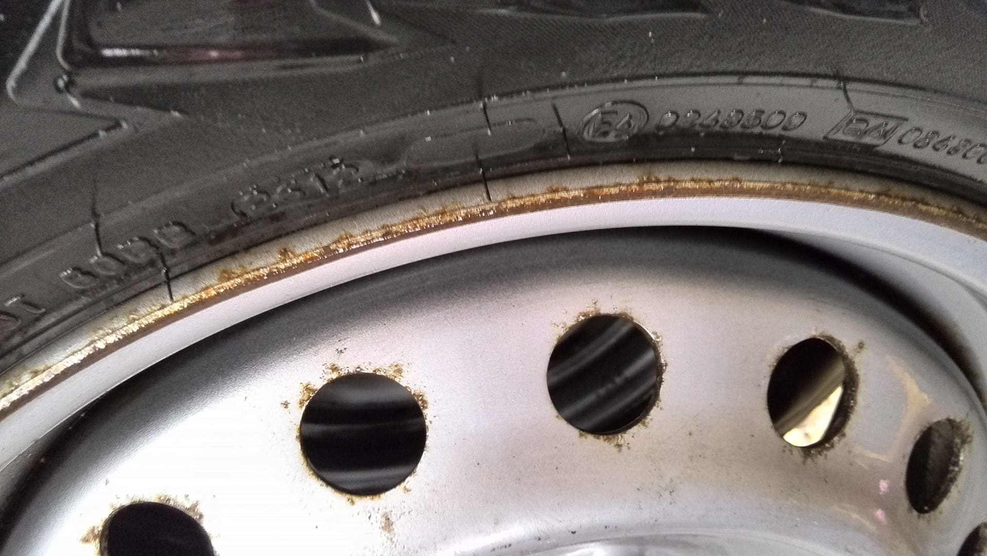 На стальном диске появляется коррозия и ржавчина